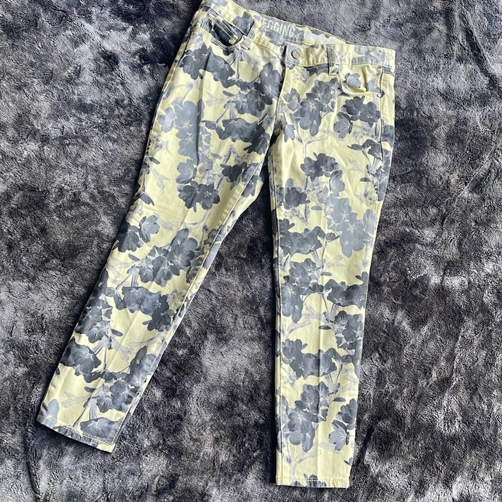 No.100 DKNY Yellow & Gray Floral Petite Cropped pants size 8. Not capris.